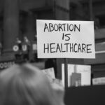 Η Γαλλία θα κατοχυρώσει στο Σύνταγμα την ελευθερία της γυναίκας να κάνει άμβλωση