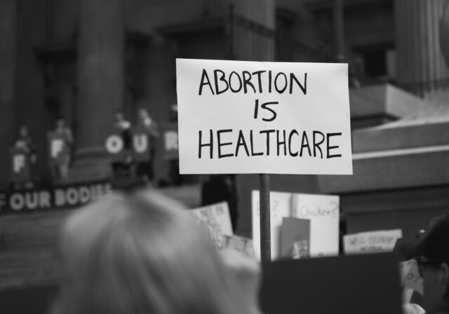 Η Γαλλία θα κατοχυρώσει στο Σύνταγμα την ελευθερία της γυναίκας να κάνει άμβλωση