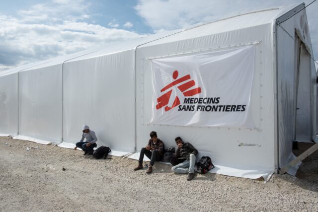 Γιατροί Χωρίς Σύνορα: Αιτούντες άσυλο στην Ελλάδα καταγγέλλουν ξυλοδαρμούς, εξευτελισμό και επαναπροωθήσεις