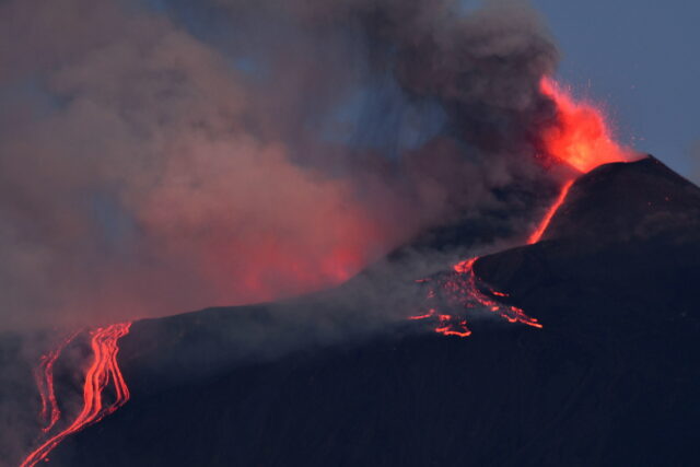 Αίτνα: Εντυπωσιακές εικόνες από το «ξύπνημα» του ηφαιστείου στη Σικελία [ΒΙΝΤΕΟ]