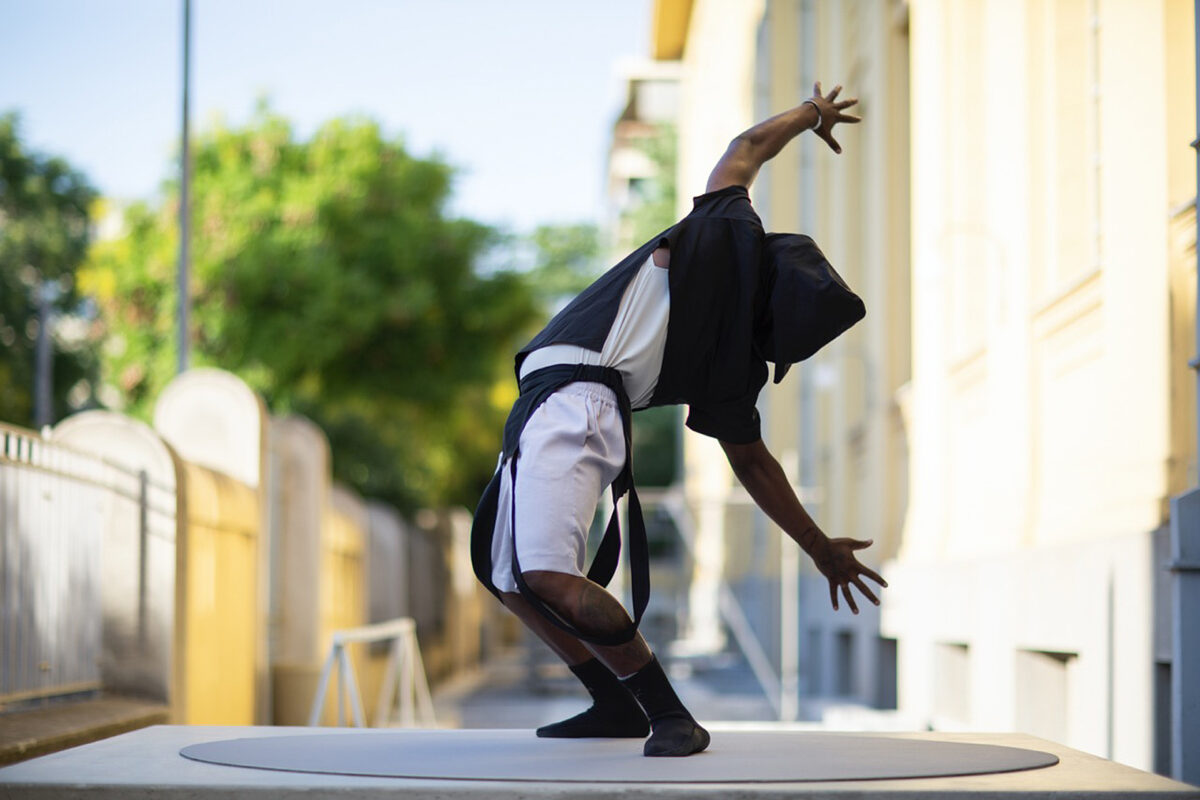 Portals | Πύλη, 2021 | Performance Brendan Fernandes, A Solo Until We Can Dance Again, 2021 | Performer Joseph Nama | Ευγενική παραχώρηση ο καλλιτέχνης και η Monique Meloche Gallery, Σικάγο | Ανάθεση νέου έργου από τον Οργανισμό ΝΕΟΝ | NEON + Βουλή των Ελλήνων | Φωτογραφία © Ναταλία Τσουκαλά