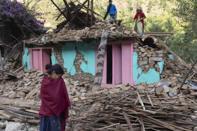 Νέες δονήσεις στο Νεπάλ τρεις ημέρες μετά τον φονικό σεισμό
