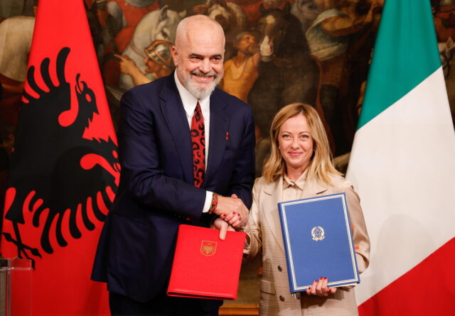 Συμφωνία Μελόνι-Ράμα για μεταφορά και εγκατάσταση μεταναστών σε κλειστά κέντρα κράτησης από την Ιταλία στην Αλβανία