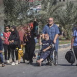 «Έξοδος» των Παλαιστινίων: Χιλιάδες εγκαταλείπουν τη βόρεια Λωρίδα της Γάζας κρατώντας λευκές σημαίες