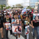 «Συμφωνία για τους ομήρους τώρα»: Ξεκίνησε η πορεία συγγενών των ομήρων από το Τελ Αβίβ στην Ιερουσαλήμ