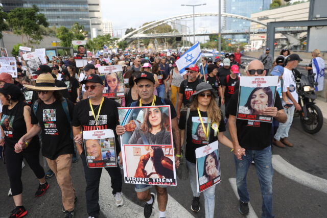 «Συμφωνία για τους ομήρους τώρα»: Ξεκίνησε η πορεία συγγενών των ομήρων από το Τελ Αβίβ στην Ιερουσαλήμ
