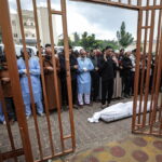 Γάζα: «Ψηλά τα χέρια! Άνδρες άνω των 16 να παραδοθούν» – Ο ισραηλινος στρατός πολιορκεί το νοσοκομείο Αλ Σίφα