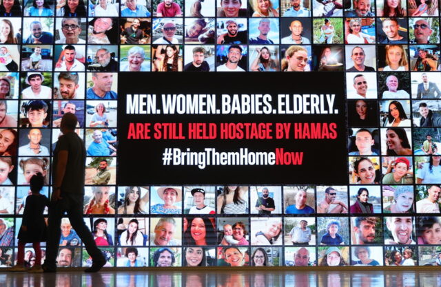 Ισραήλ-Γάζα: Τι γνωρίζουμε για τους ομήρους που κρατά η Χαμάς