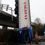 Φορτηγό έπεσε από γέφυρα στη Θεσσαλονίκη – Τραυματίστηκε ο οδηγός