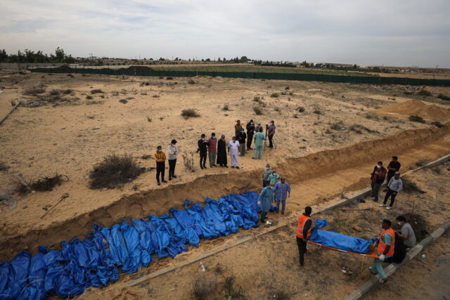 Γάζα: Περισσότερα από 100 πτώματα σε ομαδικό τάφο