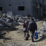 Ασθενοφόρα φθάνουν στην πόλη της Γάζας για να απομακρύνουν ασθενείς και τραυματίες