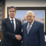 Στη Ραμάλα ο Άντονι Μπλίνκεν – Συνάντηση με τον Μαχμούντ Αμπάς