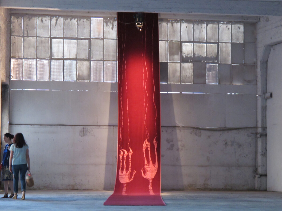 Heart of Darkness | Installation view Μάρω Μιχαλακάκου, Κόκκινο Χαλί, 2011 | NEON + Φεστιβάλ Αθηνών και Επιδαύρου 2013 | Ευγενική Παραχώρηση NEON