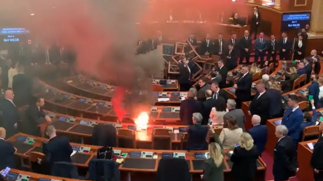 Αλβανία: Διαμαρτυρία με καπνογόνα στη Βουλή για τον προϋπολογισμό [ΒΙΝΤΕΟ]