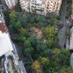 Εξάρχεια: Αντιδρούν οι κάτοικοι στο κόψιμο των δέντρων της πλατείας για το μετρό