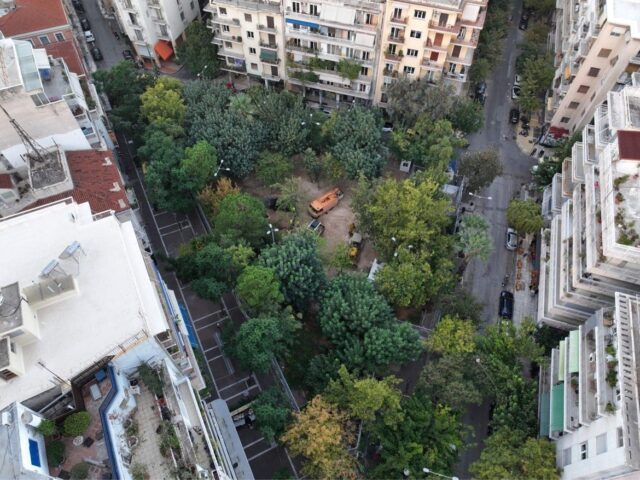 Εξάρχεια: Αντιδρούν οι κάτοικοι στο κόψιμο των δέντρων της πλατείας για το μετρό