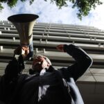 Διαμαρτυρία ελεύθερων επαγγελματιών έξω από το υπουργείο Οικονομικών – Αντιδρούν στα φορολογικά μέτρα