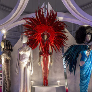 Η έκθεση Diva στο μουσείο V&A στο Λονδίνο είναι σαν ένα αστραφτερό γκαλά