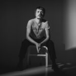 Moa Bones: Ακούστε το νέο του άλμπουμ “Gimme A Hand” – Live παρουσίαση στη σκηνή του ARCH live stage