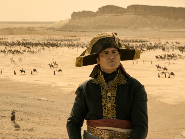 Ναπολέων: Ο Χοακίν Φίνιξ έχει μόνο δύο λειτουργίες (πόλεμος και σεξ) στην ενίοτε αστεία αλλά μονοδιάστατη βιογραφική ταινία