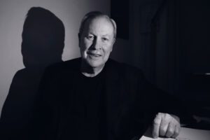 Μπομπ Γουίλσον: «Δεν πρέπει να κάνουμε θέατρο αν δεν μπορούμε να γελάσουμε»