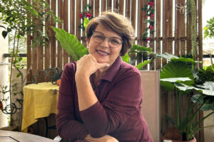 «Όταν μπαίνω στα σπίτια των ανθρώπων είναι μέρα χαράς»: Η Άλμα μιλάει για τη ζωή της ως καθαρίστρια στην Ελλάδα