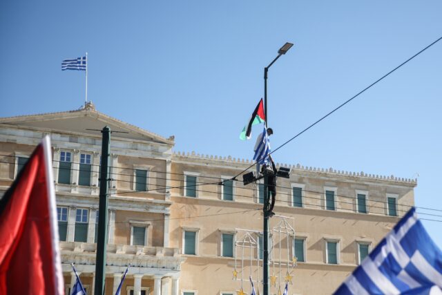 Προσήχθη 22χρονος Παλαιστίνιος που ύψωσε την παλαιστινιακή σημαία στο Σύνταγμα