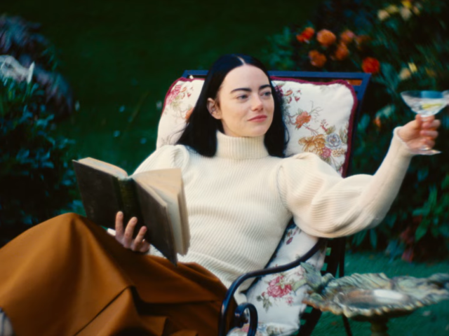 Η Έμμα Στόουν κάνει μια φανταστική επανάσταση στο Poor Things του Γιώργου Λάνθιμου