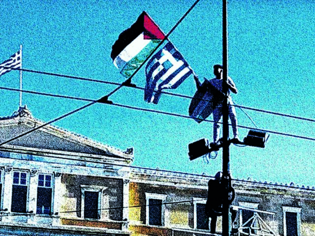Η «μεγάλη απειλή» της παλαιστινιακής σημαίας που κυμάτισε στο Σύνταγμα