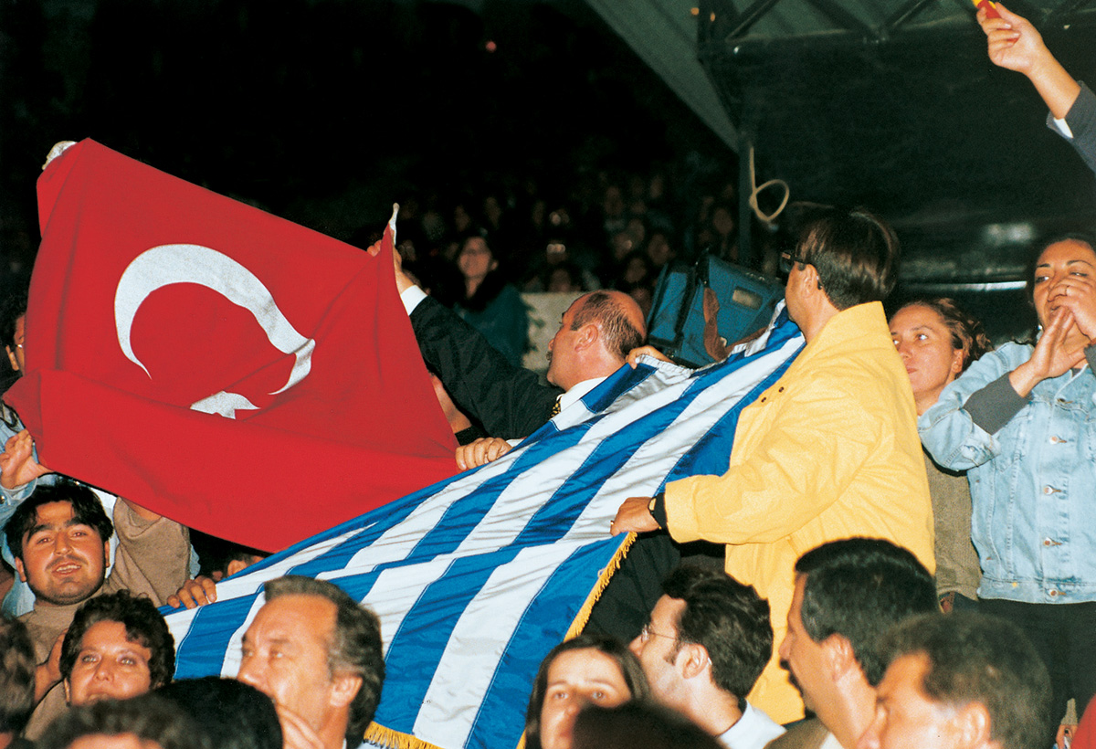 Ζυλφί Λιβανελί - Με ελληνικές και τουρκικές σημαίες