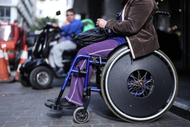 ΕΣΑμεΑ: Διακρίσεις στα άτομα με αναπηρία ακόμη και για το εφάπαξ βοήθημα των 200 ευρώ