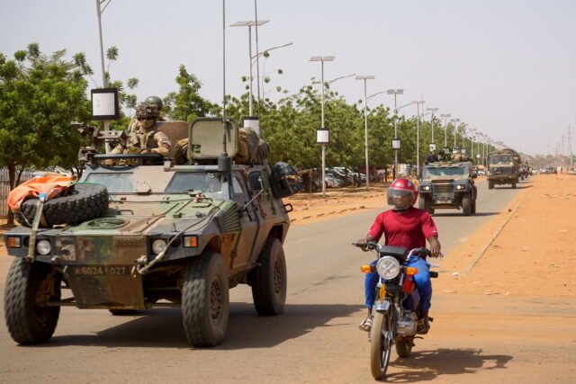 Μετά το Μαλί και την Μπουρκίνα Φάσο, ο στρατός της Γαλλίας εγκαταλείπει τον Νίγηρα