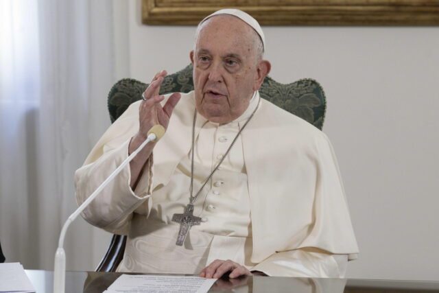 Βατικανό: Υπέρ της «ευλογίας» των ενώσεων ατόμων του ίδιου φύλου ο πάπας Φραγκίσκος