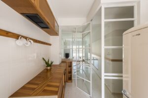 Ένα μεταπολεμικό διαμέρισμα στα Εξάρχεια εκσυγχρονίστηκε, διατηρώντας το ύφος της εποχής του