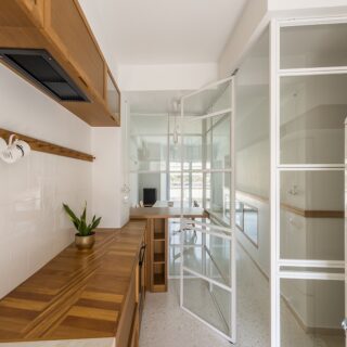 Ένα μεταπολεμικό διαμέρισμα στα Εξάρχεια εκσυγχρονίστηκε, διατηρώντας το ύφος της εποχής του