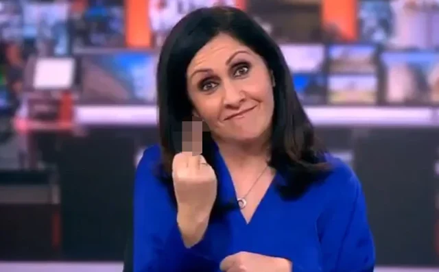 Παρουσιάστρια ειδήσεων ύψωσε το μεσαίο δάχτυλο ζωντανά στον «αέρα» του BBC [ΒΙΝΤΕΟ]