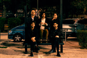 Deaf Radio, The Steams και Xoan, συζητούν σ’ ένα μπαρ για εκείνα που τους αφορούν