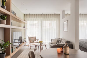 Η πρόκληση των 50 τ.μ.: Μοντέρνα λειτουργικότητα με ρετρό πινελιές, στο Παγκράτι