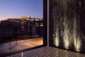 Το ρετιρέ του Urban Stripes αιωρείται πάνω από την ανάγλυφη γεωγραφία της Αθήνας