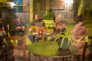 Hoi Polloi: Το café-bar στην Κατεχόμενη Λευκωσία που προωθεί τη συμφιλίωση στην Κύπρο