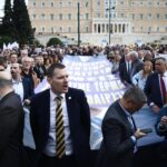 Συγκέντρωση διαμαρτυρίας δικηγόρων και άλλων ελεύθερων επαγγελματιών κατά του φορολογικού στο Σύνταγμα