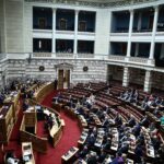 Βουλή: Κατατέθηκε η διάταξη που επιτρέπει σε ιδιώτες γιατρούς να «κλείνουν» χειρουργεία στο ΕΣΥ