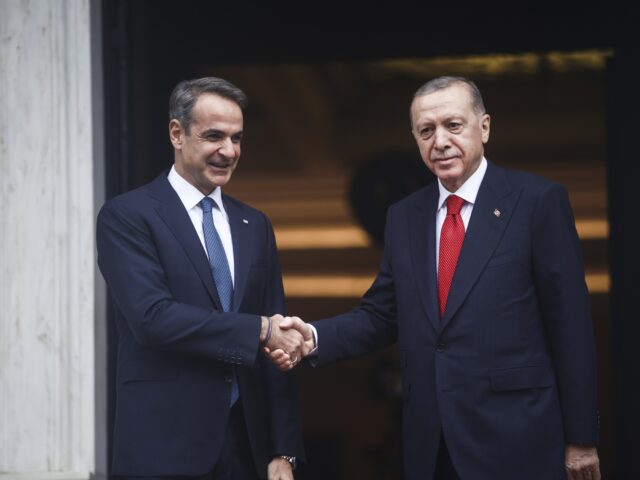 Ελληνοτουρκικά: Διμερής διάλογος και θετική ατζέντα στη συνάντηση Μητσοτάκη–Ερντογάν