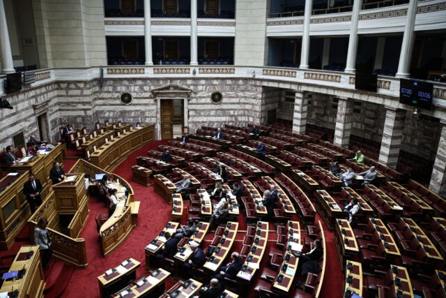 Βουλή: Πυρά της αντιπολίτευσης για άσχετες και εκπρόθεσμες τροπολογίες στη συζήτηση για τα ανασφάλιστα και αδρανή οχήματα