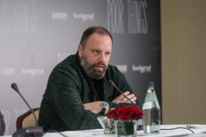 Ο Γιώργος Λάνθιμος παρουσίασε στην Αθήνα τη νέα του ταινία, Poor Things, με μια συνέντευξη και μια πρεμιέρα