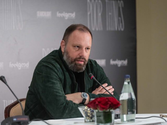 Ο Γιώργος Λάνθιμος παρουσίασε στην Αθήνα τη νέα του ταινία, Poor Things, με μια συνέντευξη και μια πρεμιέρα