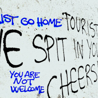 We spit in your beer: Σε κάποιες πόλεις, οι τουρίστες έχουν αρχίσει να φοβούνται