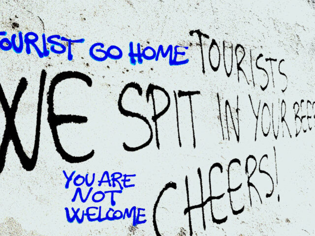 We spit in your beer: Σε κάποιες πόλεις, οι τουρίστες έχουν αρχίσει να φοβούνται