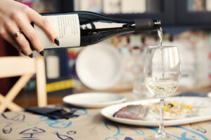 Η κομψότητα μιας συνάντησης με άρωμα φίνου Ασύρτικου