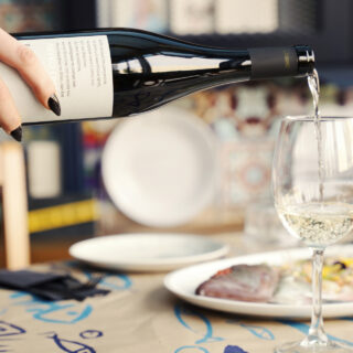 Η κομψότητα μιας συνάντησης με άρωμα φίνου Ασύρτικου